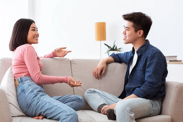 Asiático namorada e namorado conversando e flertando sentado em casa — Fotografia de Stock