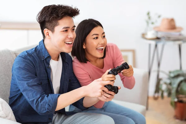 Glücklich asiatisch pärchen spielend videospiel having spaß am wochenende indoor — Stockfoto