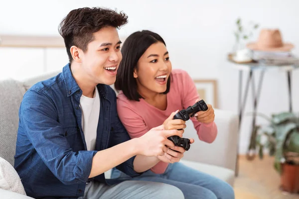 Feliz ásia casal jogar vídeo tendo diversão no fim de semana interior — Fotografia de Stock