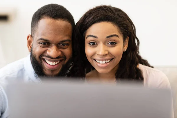Schwarzes Paar mit Videoanruf mit Laptop — Stockfoto