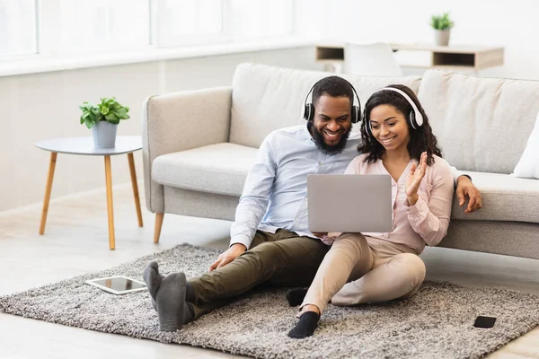 Schwarzer Mann und Frau beim Videotelefonieren mit winkenden Laptops — Stockfoto