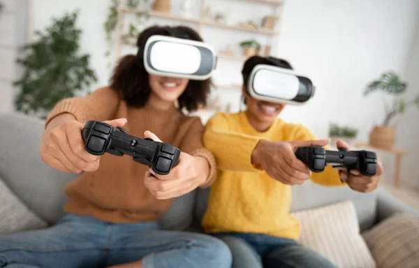 Disfruta de videojuegos con auriculares VR en casa — Foto de Stock