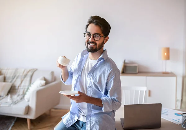 원거리 근무 장점이 있다. 행복 한 아랍 프리랜서가 가정 사무실에서 커피를 마시다 — 스톡 사진