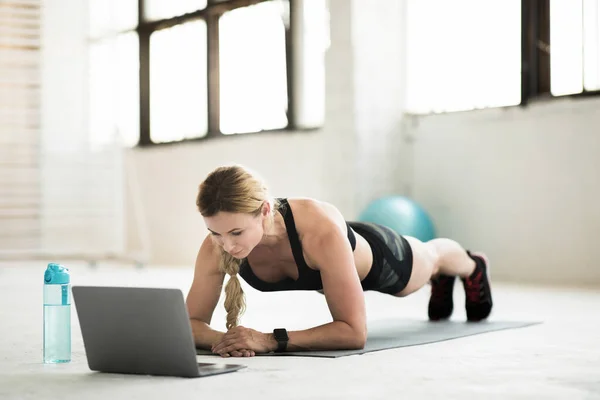 Online träning hemma eller på gym med teknik i självisolering — Stockfoto