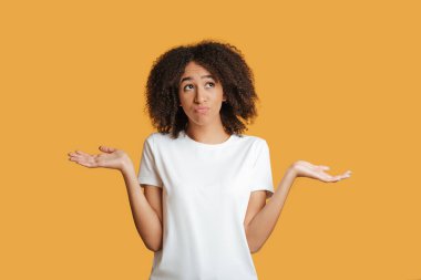 Kafa karışıklığı, omuz silkme, ciddi kararlardan şüphe, belirsizlik hissi.