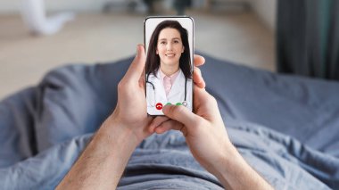Doktorla internet üzerinden konuşan adam akıllı telefon ve kolaj üzerinden konuşuyor.