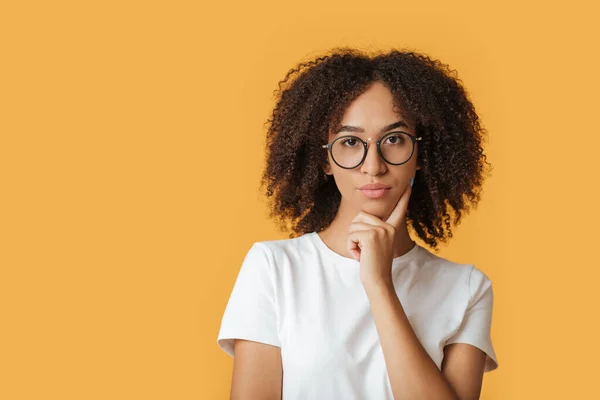 Menselijke gezichtsuitdrukkingen, emoties ernstig zelfverzekerd. Leuke dame in bril touch kin, kijk naar de camera — Stockfoto