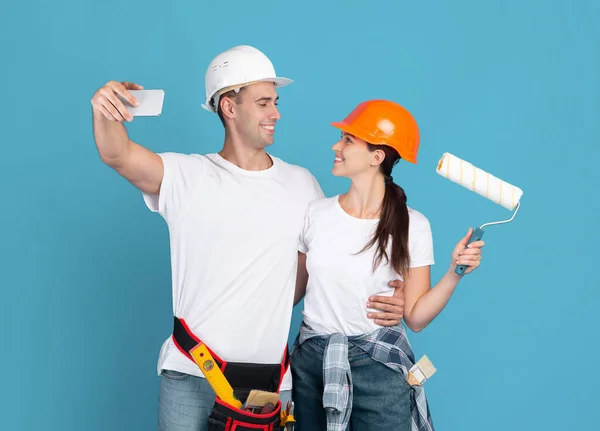 Cheerful Repair Workers Couple In Protective Hard Hats Taking Selfie On Smartphone — Stock Photo, Image