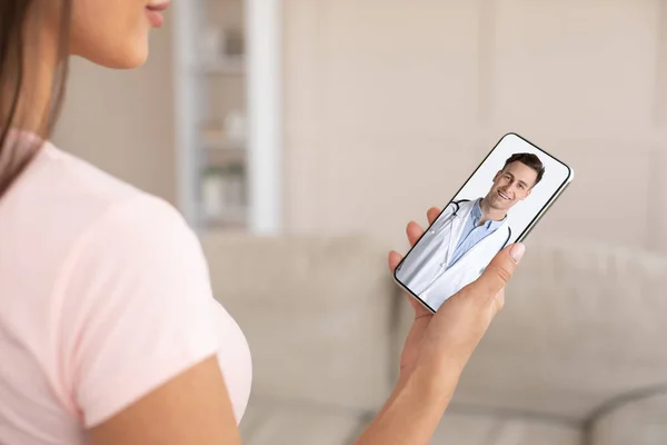 Dottore virtuale. Donna irriconoscibile che consulta con il terapeuta tramite videochiamata su smartphone — Foto Stock