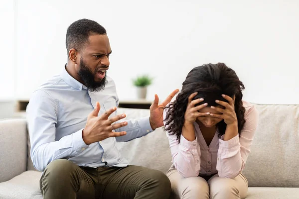 Joven casado negro pareja tener lucha, gritando uno a otro — Foto de Stock
