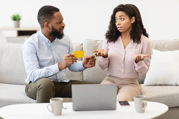 Boos zwarte man verwijt zijn vrouw voor het verspillen van geld — Stockfoto