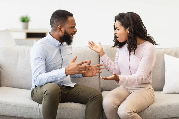 Casado jovem casal negro tendo briga, gritando uns com os outros — Fotografia de Stock