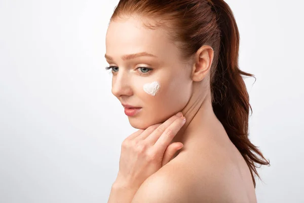 Junge Dame mit herzförmiger Creme im Gesicht posiert, weißer Hintergrund — Stockfoto