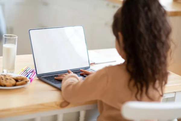 Ensino à Distância. Menina usando laptop com tela em branco em casa, Mockup — Fotografia de Stock