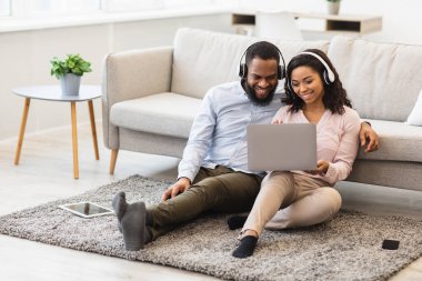 Siyah adam ve kadın el sallayarak video görüşmesi yapıyorlar.