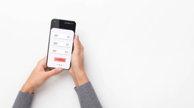 Kadın Elleri Telefonu Tutma Uygulama Satın Alma Biletleri, Beyaz Arkaplan