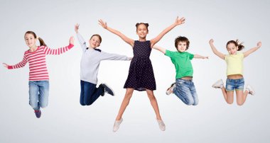 Neşeli Oğlanlar ve Kızlar Gri Stüdyo Geçmişine Atlıyor, Kolaj