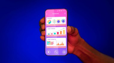 Mavi Arkaplan Üzerinde Çalışan Uygulaması Olan Erkek El Tutma Akıllı Telefonu