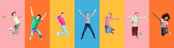 Colagem com crianças diversas excitadas saltar sobre diferentes fundos brilhantes — Fotografia de Stock