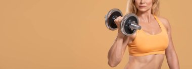 Güç eğitimi için halteri kaldırıyor, mükemmel vücut.