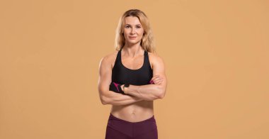 Kendine güvenen bir antrenör, formda bir yetişkin model ve aktif bir yaşam tarzı.