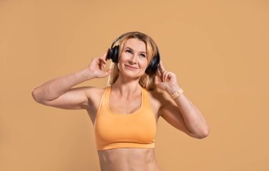 Boş zaman, fiziksel olarak aktif, spor için müzik ve egzersiz.