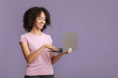 covid-19 tecrit sırasında uzak çalışma, eğitim veya blog yazma ve arkadaşlarla sohbet