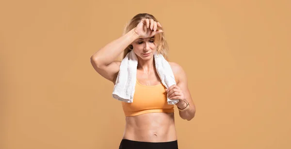 Deporte, respira y descansa. Cansado muscular madura mujer en ropa deportiva —  Fotos de Stock