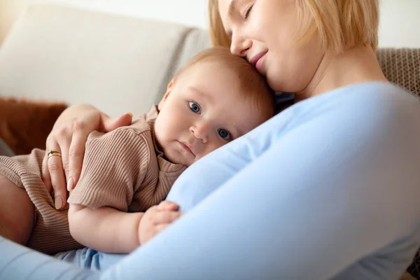 Närbild av mor och liten baby kramar — Stockfoto