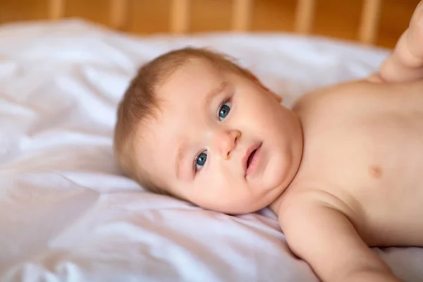 Beşikteki küçük şirin bebeğin yakın plan portresi. — Stok fotoğraf