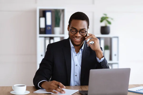 Θετικός μαύρος επιχειρηματίας μιλάει στο τηλέφωνο με επιχειρηματικούς εταίρους — Φωτογραφία Αρχείου