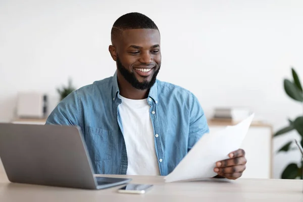 Millennial Black Freelancer Man Trabajando con papeles en el escritorio en el Ministerio del Interior —  Fotos de Stock