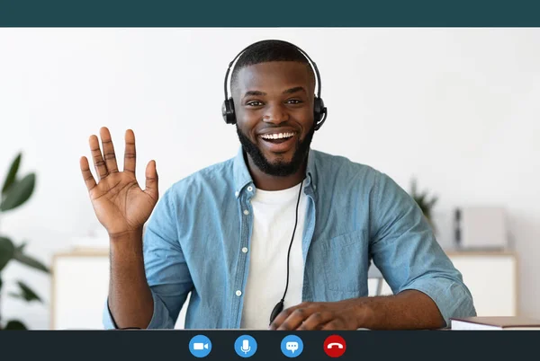 Videocall screenshot van gelukkige jonge zwarte man in headset met webconferentie — Stockfoto