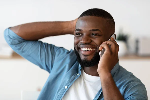 Mobiltelefon. Fröhlicher afroamerikanischer Typ, der auf dem Handy spricht und lächelt, Nahaufnahme — Stockfoto