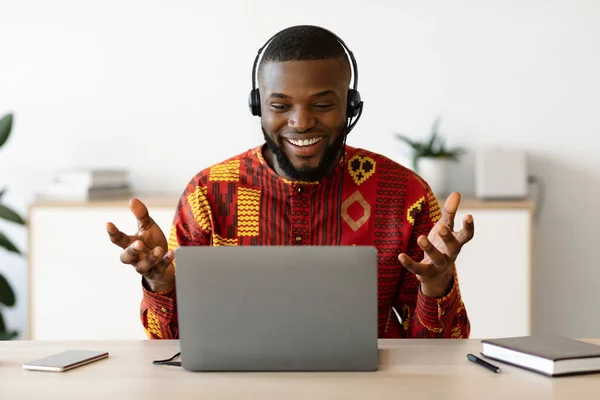 Tutoría en línea. Profesor africano masculino en auriculares que tiene una lección web con computadora portátil —  Fotos de Stock