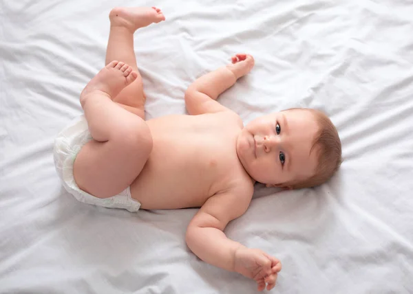 Yatakta uzanmış güzel bir bebeğin manzarası — Stok fotoğraf