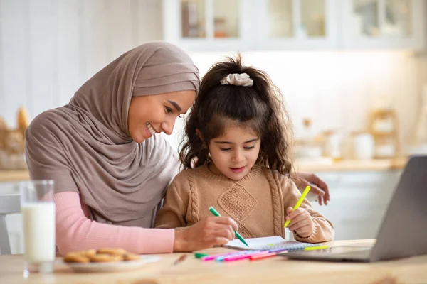 Amando a mãe muçulmana no Hijab Desenho com sua filha na cozinha — Fotografia de Stock