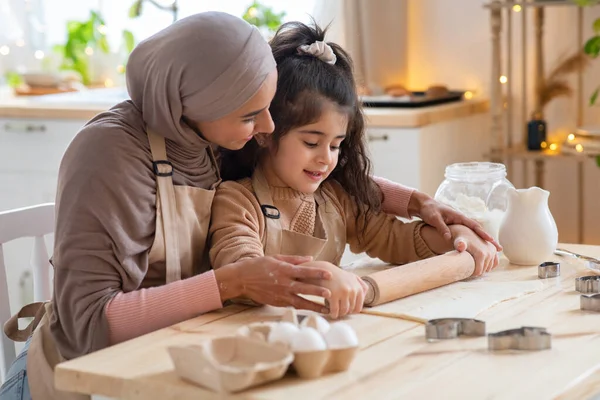สาวน้อยน่ารักกับแม่มุสลิม กลิ้งแป้งด้วยกันในครัว — ภาพถ่ายสต็อก