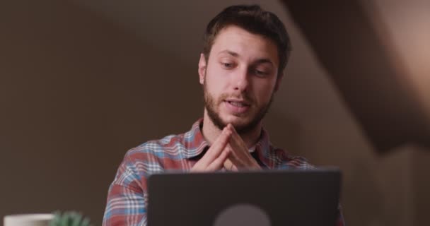 Mladý muž učitel video chatování se studenty, vysvětlení tématu on-line, close up portrét, zpomalený film — Stock video