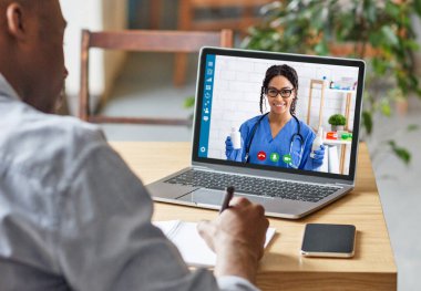 Tıbbi hizmetler çevrimiçi. Afrikalı Amerikalı adam laptopta doktorla görüşüyor.