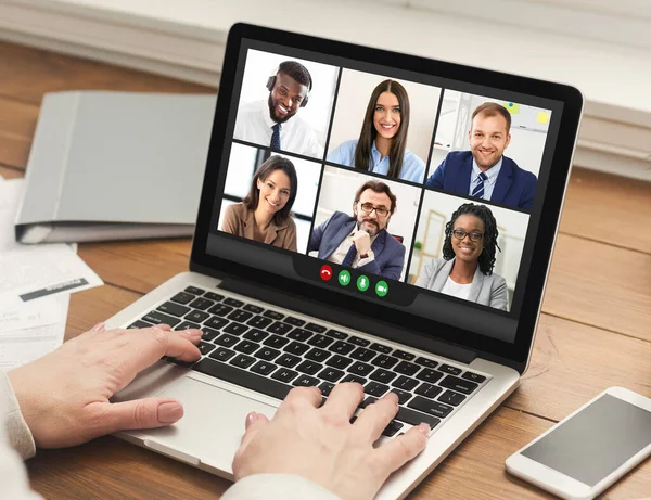 Geschäftsfrau mit Online-Treffen am Laptop im Büro, beschnitten — Stockfoto