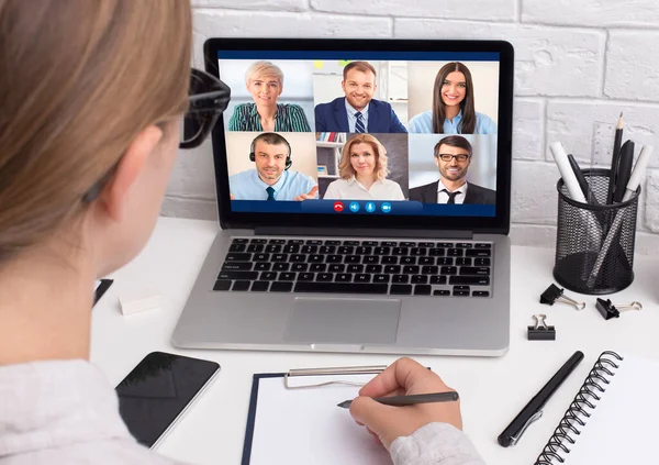 Zakenvrouw heeft virtuele vergadering via videogesprek zitten op het werk — Stockfoto