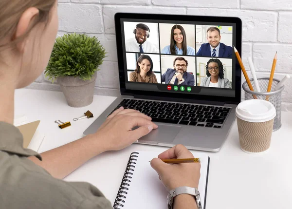 Senhora de negócios no computador portátil tendo reunião on-line no escritório — Fotografia de Stock