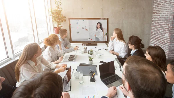 Business Team hebben van Online Meeting in Office, het maken van videogesprek — Stockfoto