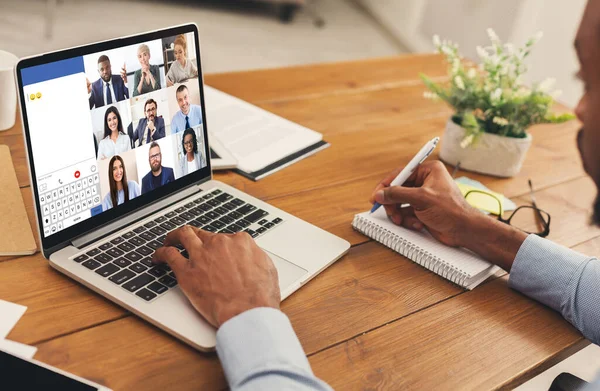 Африканський бізнесмен на ноутбуці бізнес зустріч онлайн в офісі — стокове фото