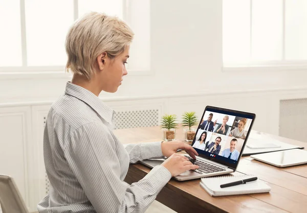 Businesswoman at Laptop having Online meeting with Coworkers In Office — Stock fotografie