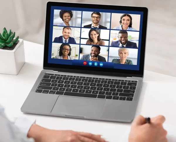 Laptopscherm met videogesprek, Zakenvrouw die virtuele vergadering heeft, Close-up — Stockfoto