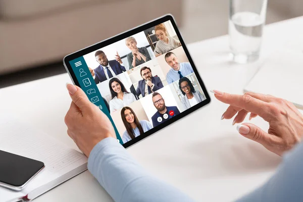 Empresária segurando tablet tendo reunião on-line no escritório moderno, cortado — Fotografia de Stock