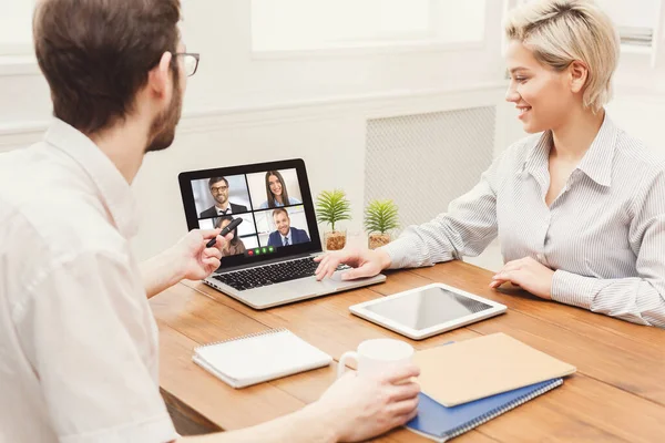 Empresario y Empresaria haciendo videollamada comunicándose con colegas de interior — Foto de Stock