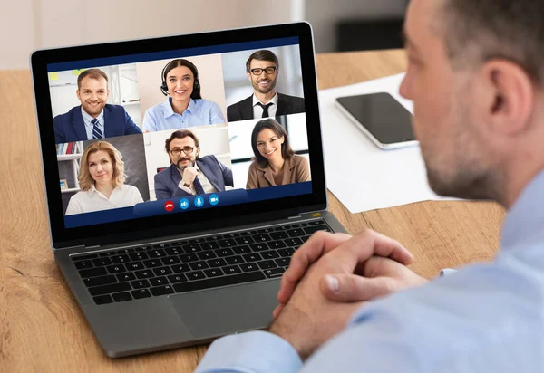 Biznesmen rozmawiający z pracownikami poprzez połączenie wideo online w biurze — Zdjęcie stockowe
